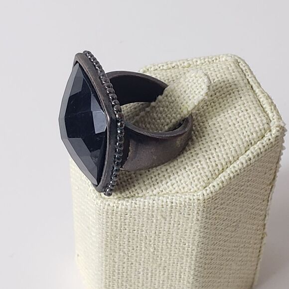 VINTAGE LOOK Black Resin Statement Ring - Picture 3 of 8
